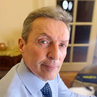 Dr. Adrián Álvarez